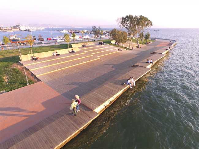 Spazio urbano in legno sul mare